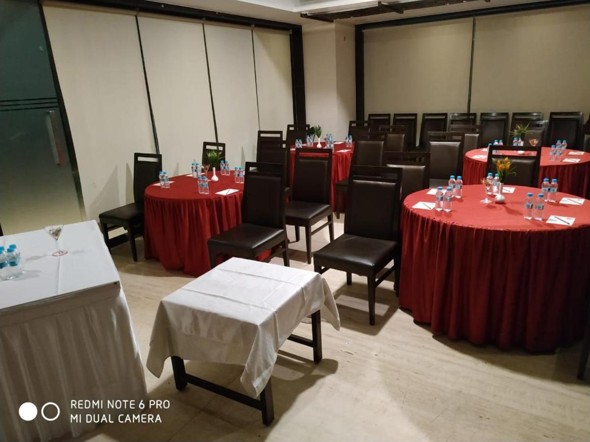 Tarawade Clarks Inn Pune Exteriör bild