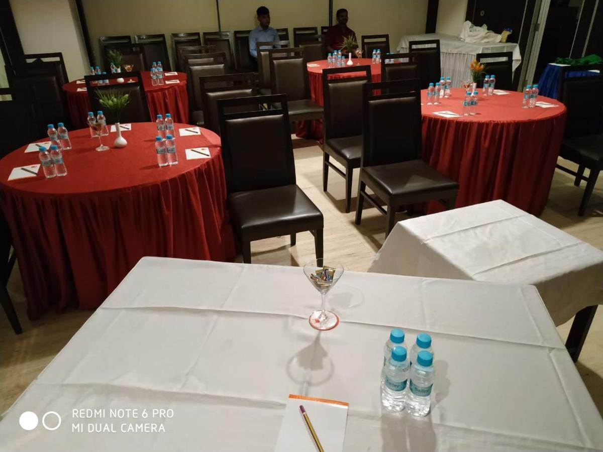 Tarawade Clarks Inn Pune Exteriör bild