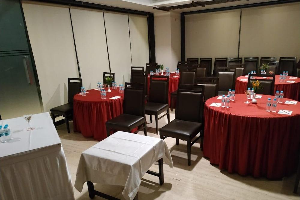 Tarawade Clarks Inn Pune Exteriör bild