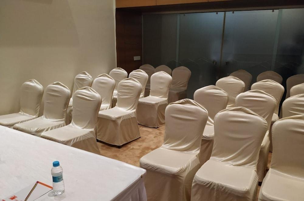 Tarawade Clarks Inn Pune Exteriör bild