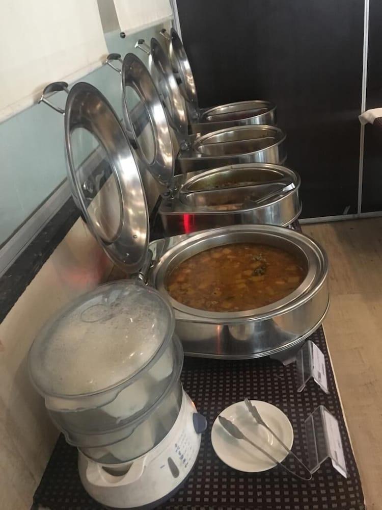 Tarawade Clarks Inn Pune Exteriör bild