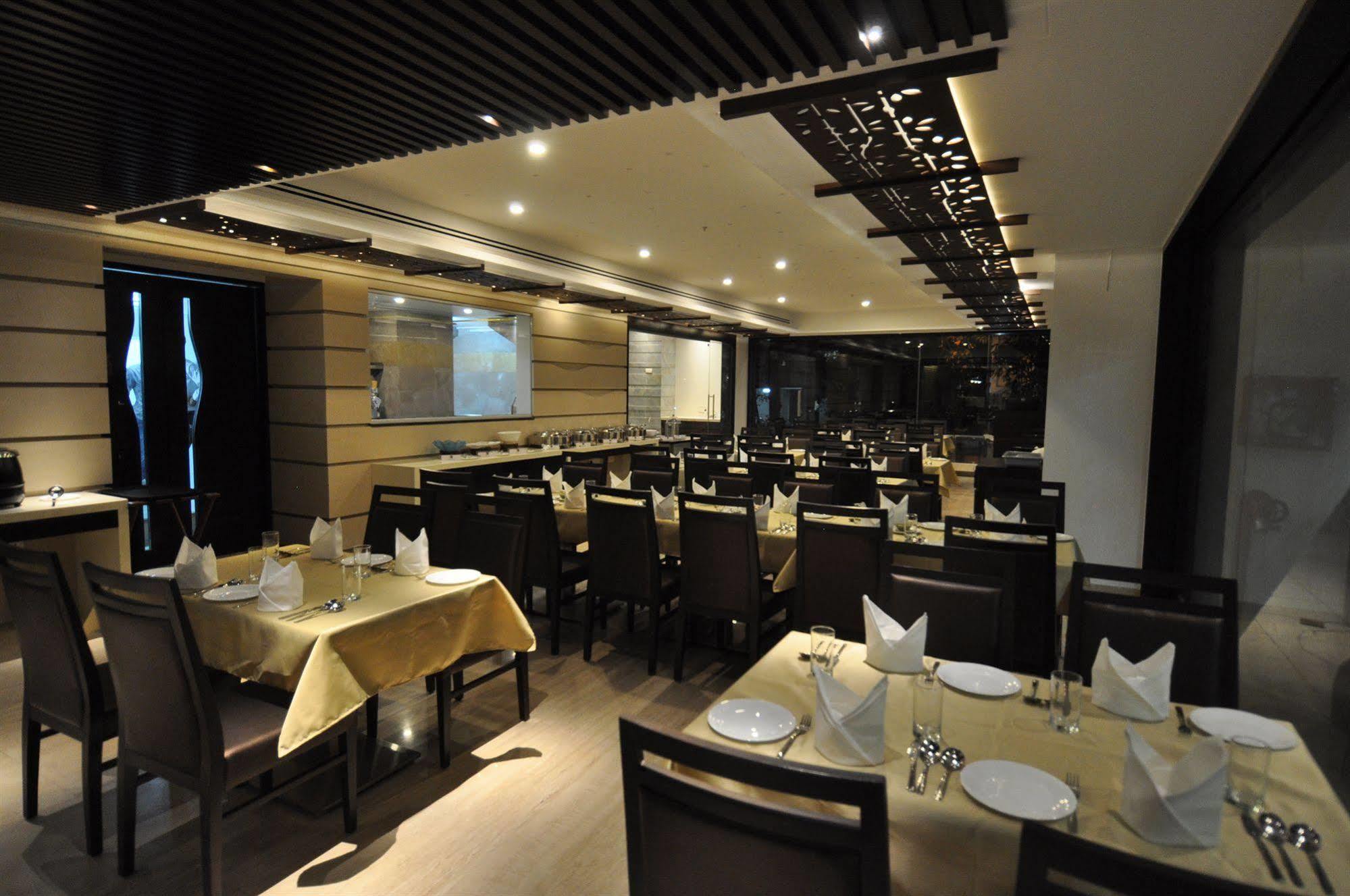Tarawade Clarks Inn Pune Exteriör bild