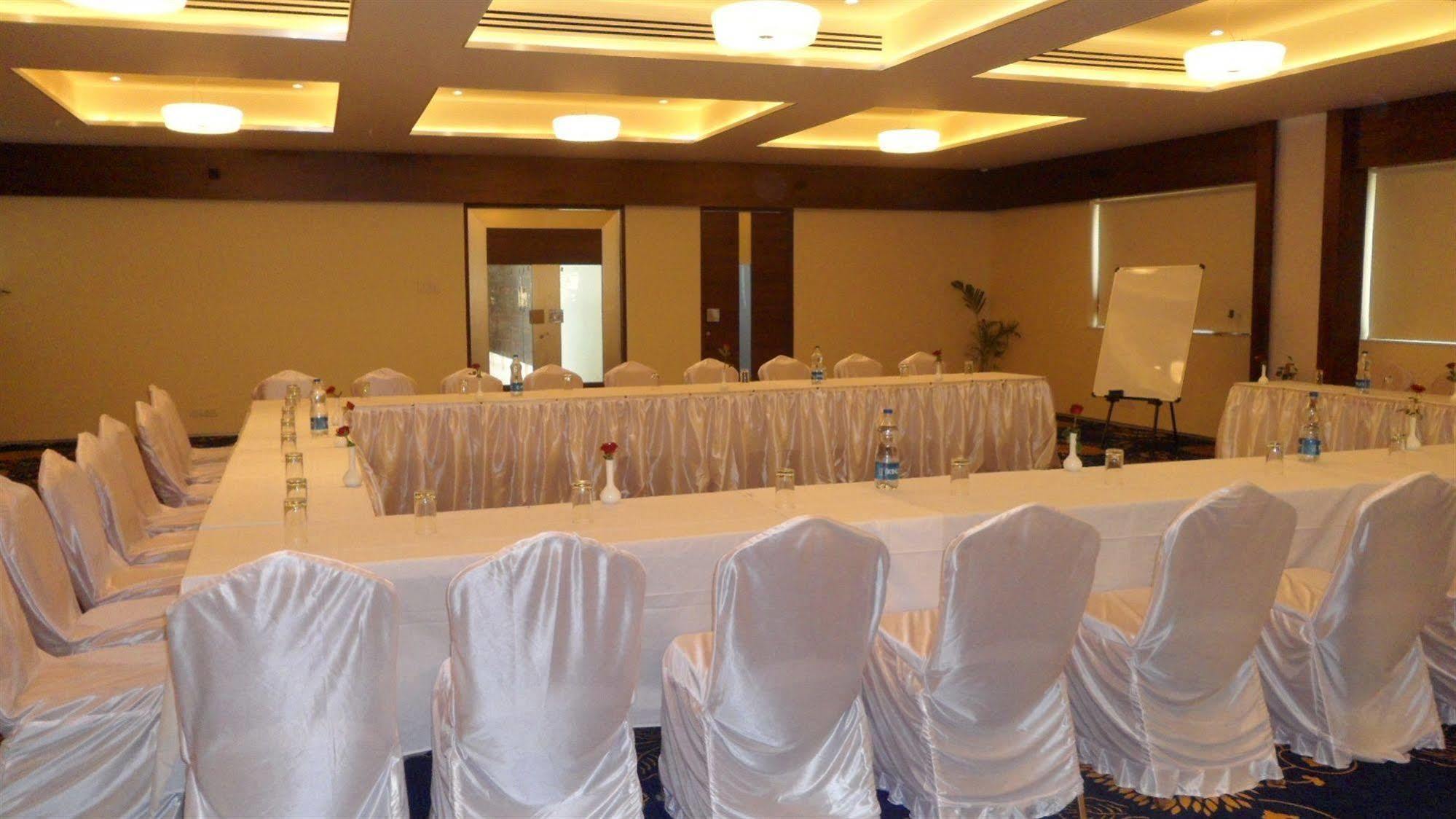 Tarawade Clarks Inn Pune Exteriör bild