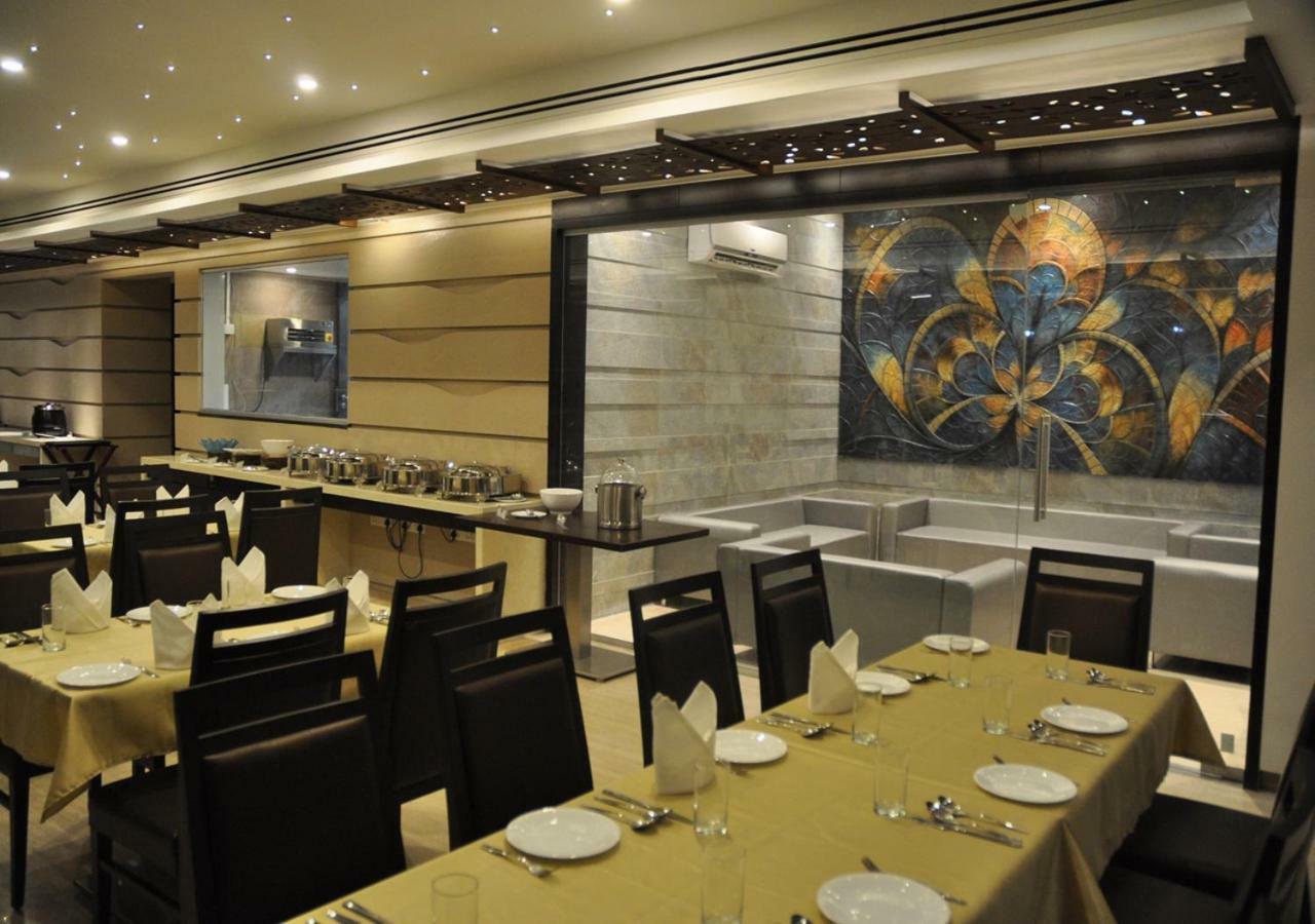 Tarawade Clarks Inn Pune Exteriör bild